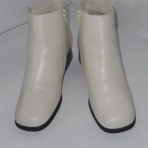VALENCI IVORY LEATHER ANKLE BOOTS SIZE 8.5 MEDIUM